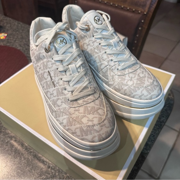 Michael Kors Hayes Empire Signature Logo Platform Sneaker - Picture 5 of 14